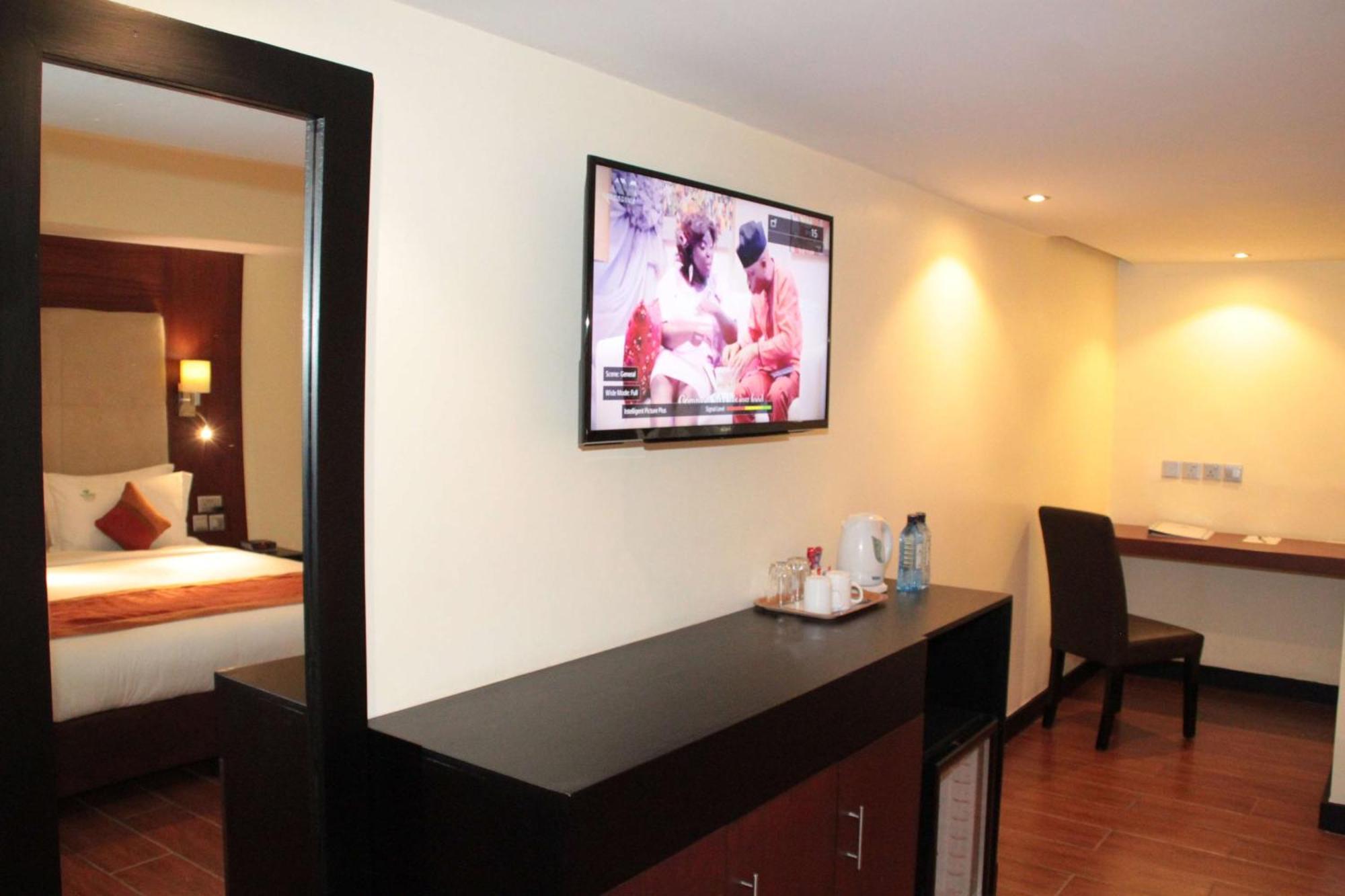 King Suite Kitchenette,1213903393:JPEG